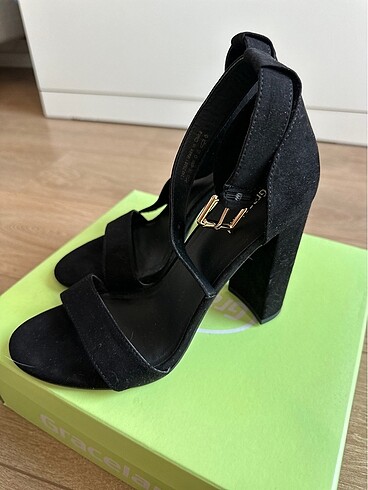 Deichmann Siyah bantlı topuklu ayakkabı