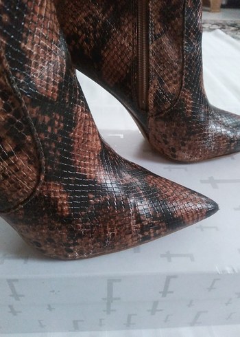 Kahverengi Yılan Desenli Stiletto Topuklu Deri Bot - Görsel 9