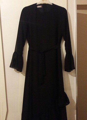 Uzun fırfırlı siyah elbise