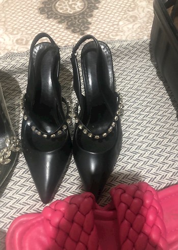 Zara Siyah Sivri Burunlu Slingback Topuklu Ayakkabi