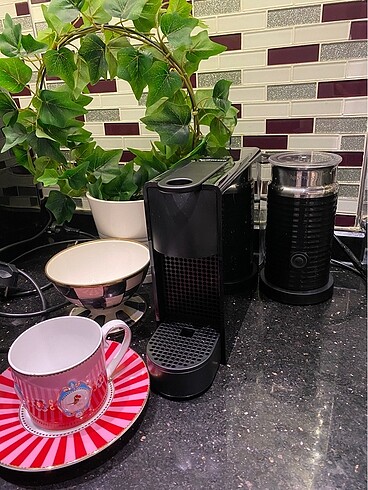 Nespresso Kapsül kahve makinesi (sıfır ayarında yeni ) C35 blak 
