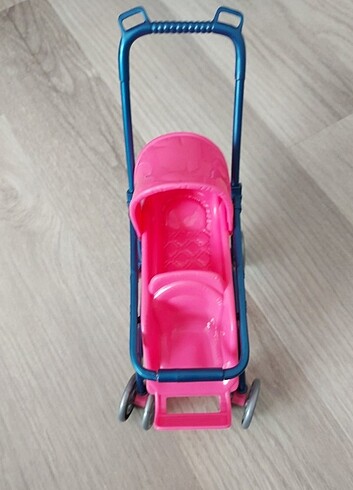 Oyuncak bebek arabası 