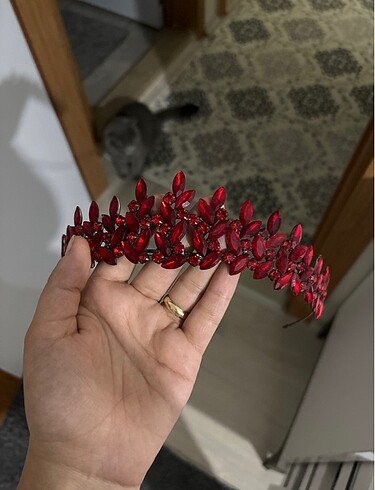 Beden kırmızı Renk Taç ve küpe