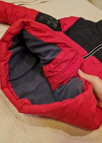 Kırmızı Kapüşonlu Erkek Çocuk Mont - Görsel 6