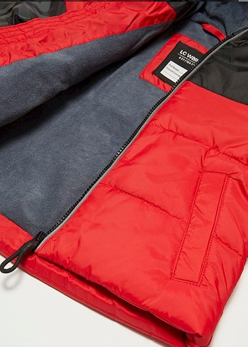 Kırmızı Kapüşonlu Erkek Çocuk Mont - Görsel 3