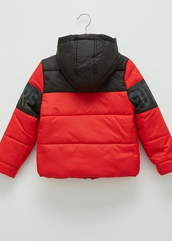 Kırmızı Kapüşonlu Erkek Çocuk Mont - Görsel 4