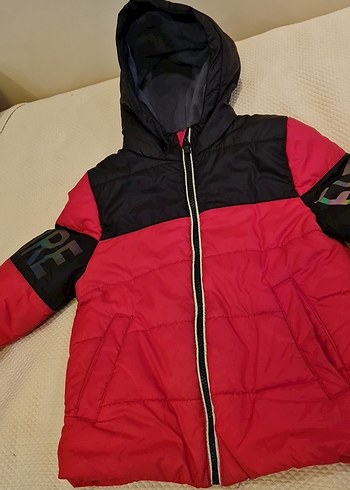 Kırmızı Kapüşonlu Erkek Çocuk Mont - Görsel 5