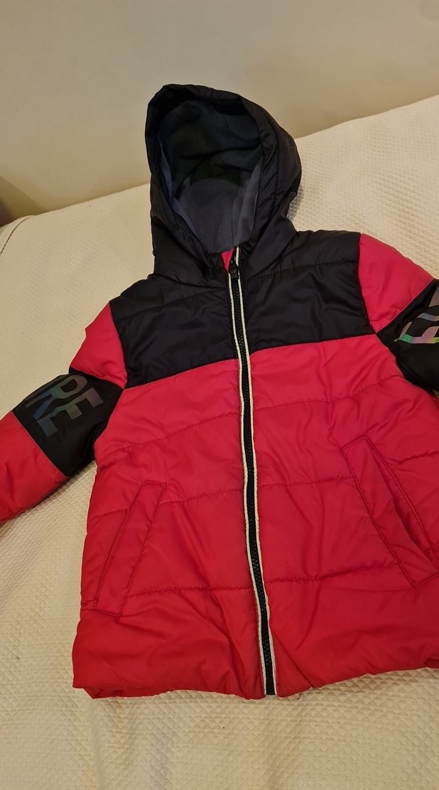 Kırmızı Kapüşonlu Erkek Çocuk Mont - Görsel 5