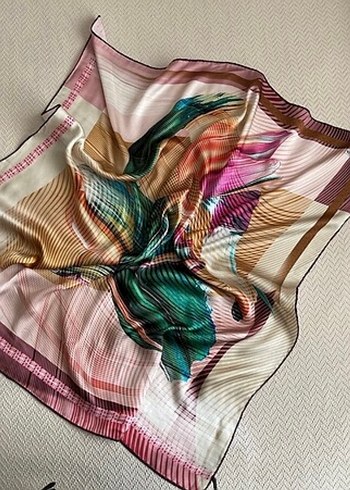 Tuğba ipek Çok Renkli Kadın başörtü - Görsel 2