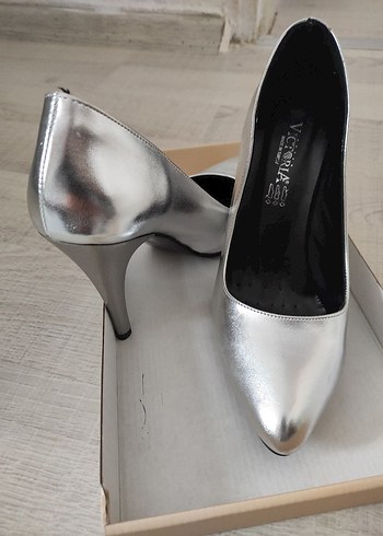 Gri Parlak Metal Stiletto Topuklu Kadın Ayakkabı - Görsel 2