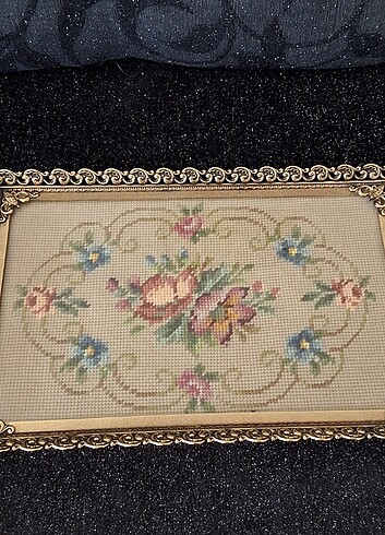 Vintage cam altında petit point işlemeli pirinç tepsi.