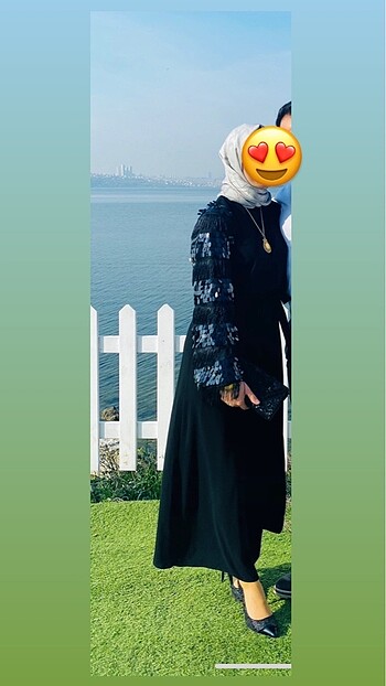 Siyah püsküllü abaya