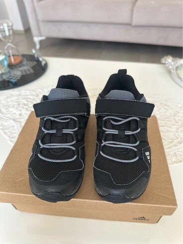 28 Beden Adidas erkek çocuk spor ayakkabı