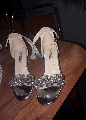 Gri Çiçekli Tokalı Kadın Topuklu Ayakkabı - Görsel 2