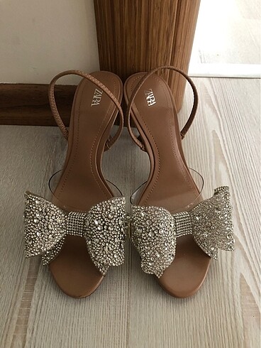 Zara parlak taşlı fiyonklu sandalet