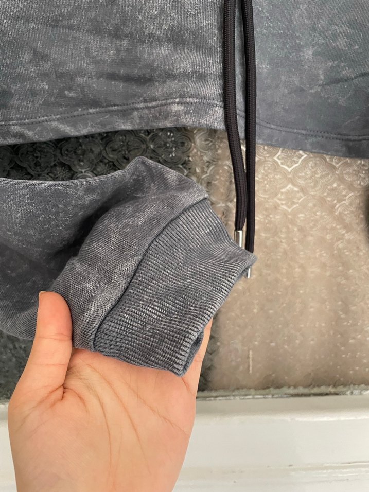 Gri Kapüşonlu Nakışlı Kısa Sweatshirt - Görsel 3