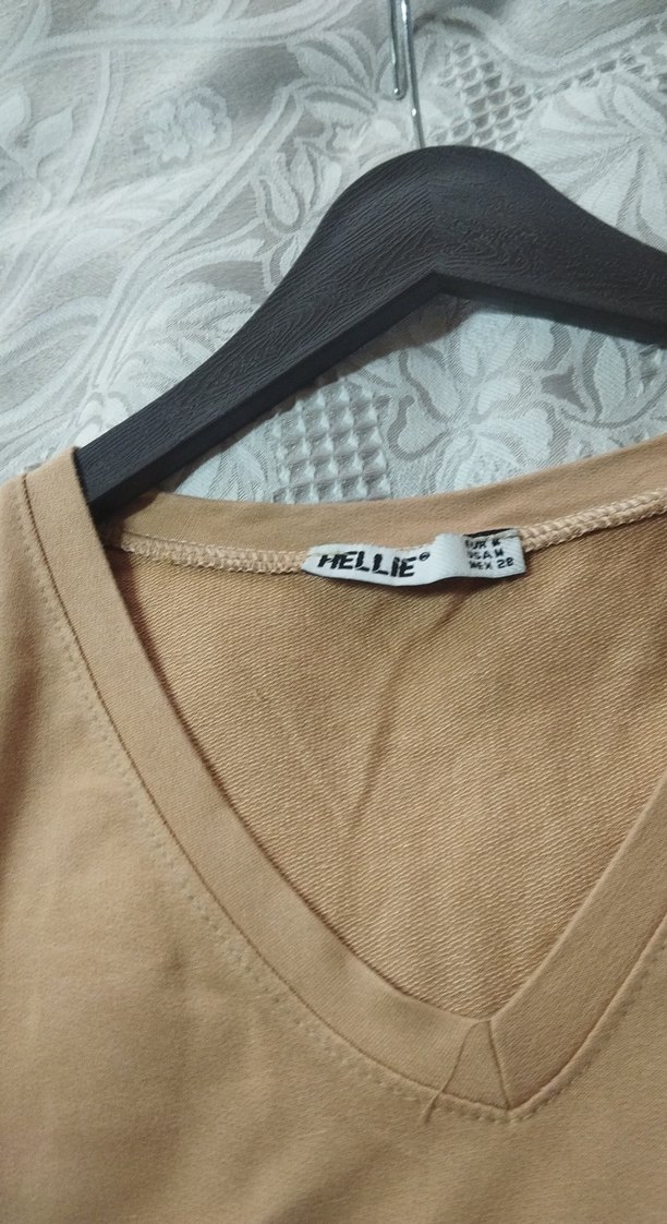 Bej Süet V Yaka Kadın Tişört - Görsel 4