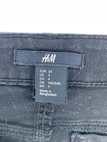 34 Beden siyah Renk H&M Mini Şort %70 İndirimli.