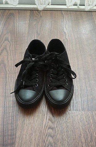 siyah Converse