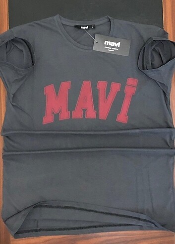 Gri renk mavi marka t-shirt 