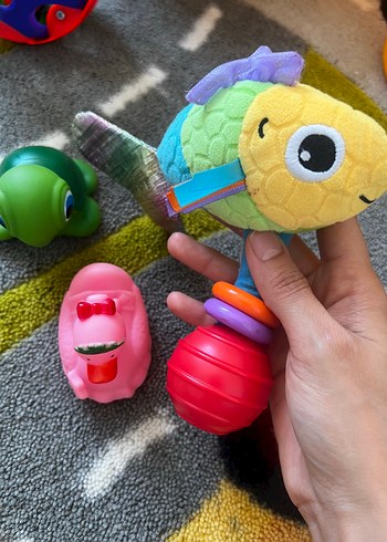 Fisher Price Renkli Diş Kaşıyıcı ve Çıngırak Oyuncak Seti