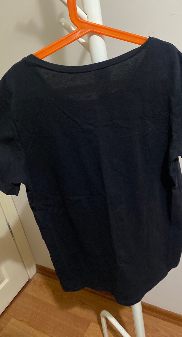 Siyah Baskılı Kadın Tişört - Görsel 2