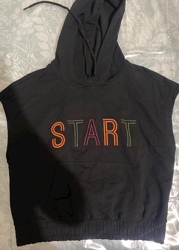 Siyah Kapüşonlu Kolsuz Sweatshirt