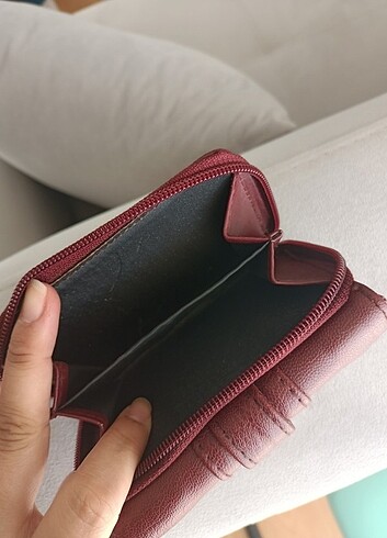 Kırmızı ve krem rengi cüzdan 