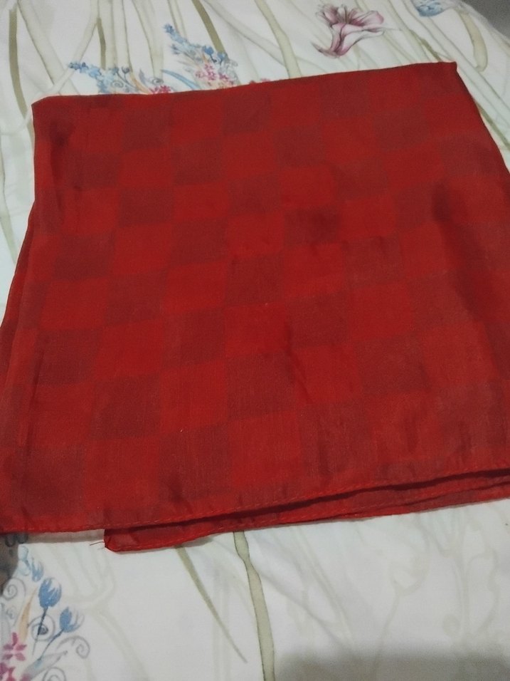 kırmızı eşarp - Görsel 2