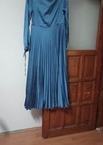 Uzun Mavi Piliseli V Yaka Kadın Elbise - Görsel 2