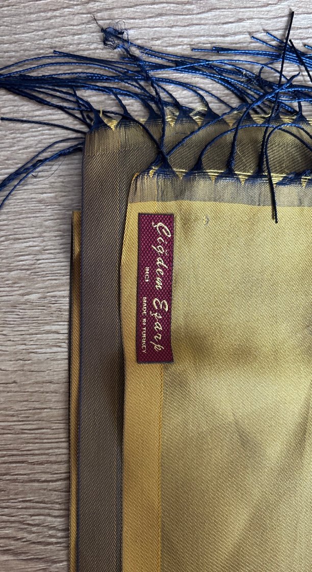 Parlak Altın Kadın Drapeli Tafta Şal - Görsel 3