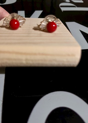 Beden Kırmızı Boncuklu Mini Küpe