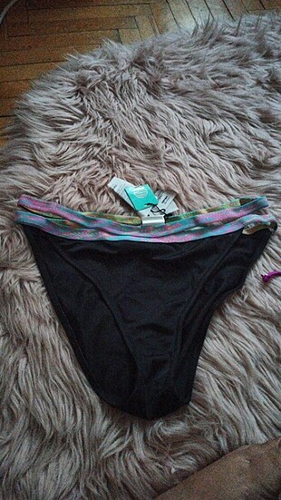 Koton 42 beden siyah kenar detaylı bikini altı,etiketi üstünde, 