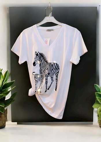 Beyaz Zebra Baskılı V Yaka Kadın Tişört
