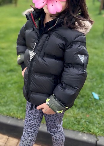 Guess Kız Çocuk Siyah Kürklü kaz tüyü Şişme Mont
