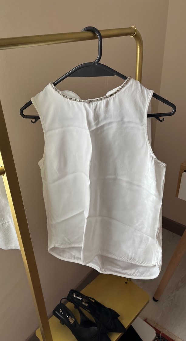 Zincir Detaylı Beyaz Kolsuz Keten Bluz - Görsel 2