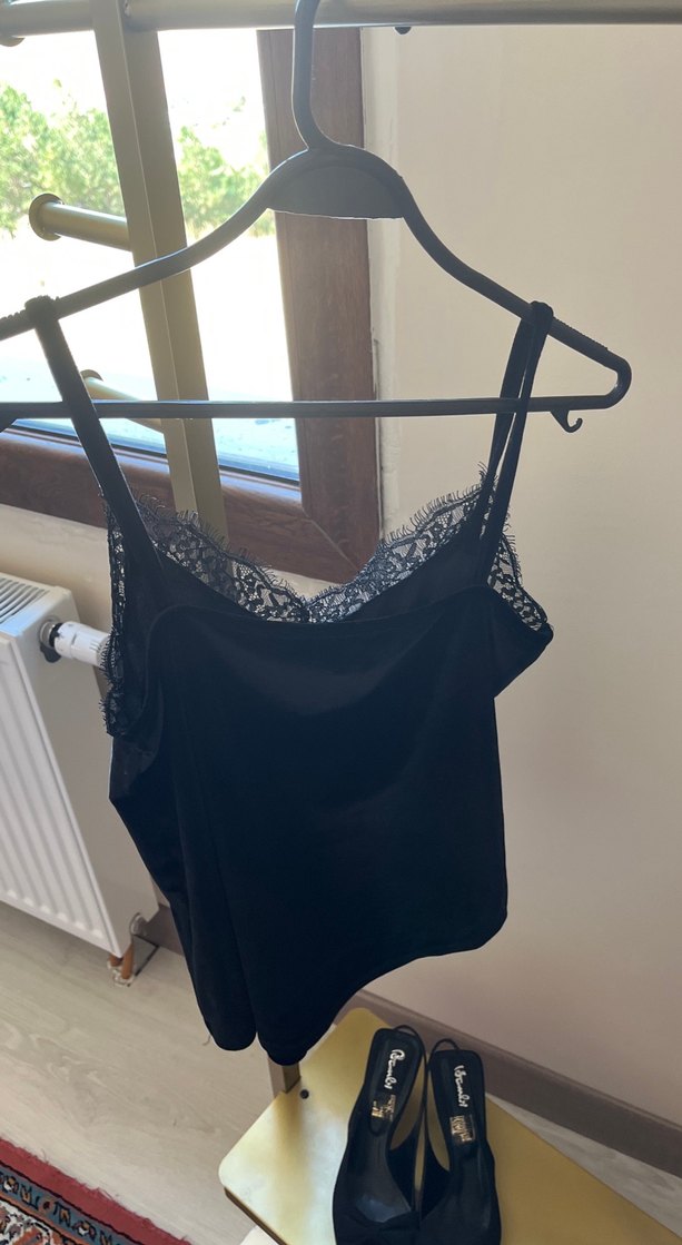 Dantel Detaylı Siyah Mini Askılı Kot Üst - Görsel 2