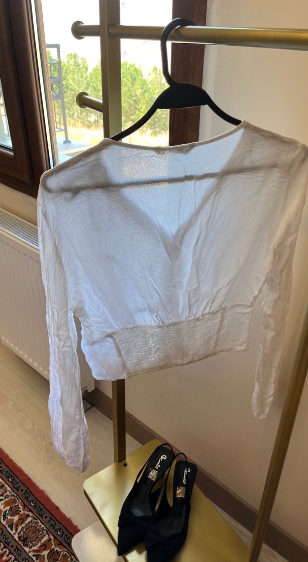 Düğmeli, V Yakalı Beyaz Keten Kadın Gömlek - Görsel 2