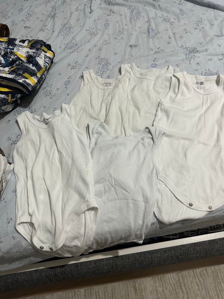 Beyaz Pamuklu Erkek Bebek Kolsuz Body - Görsel 3