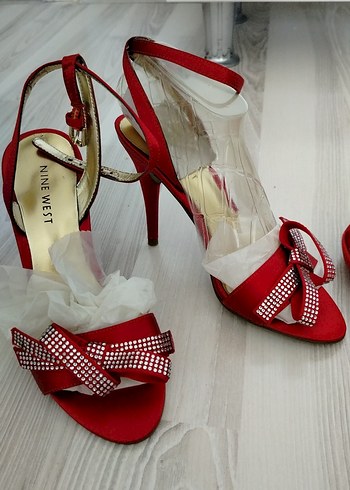 NINE WEST Kırmızı Taşlı Fiyonklu Topuklu Ayakkabı