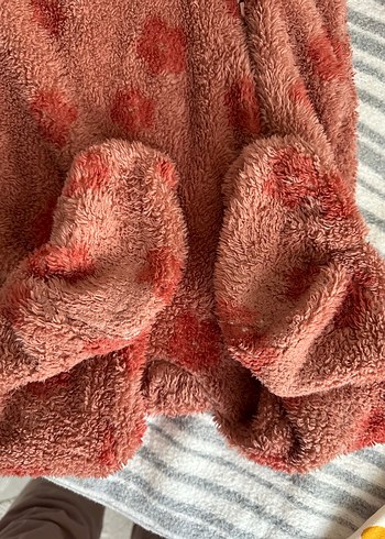 Bej Baskılı Bebek Önlüğü - Görsel 2