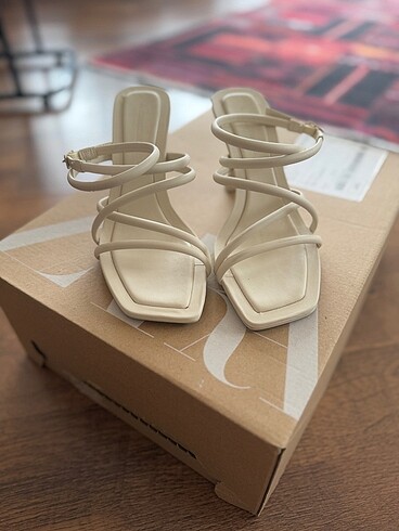 36 Beden beyaz Renk Stradivarius Topuklu Sandalet 36 numara