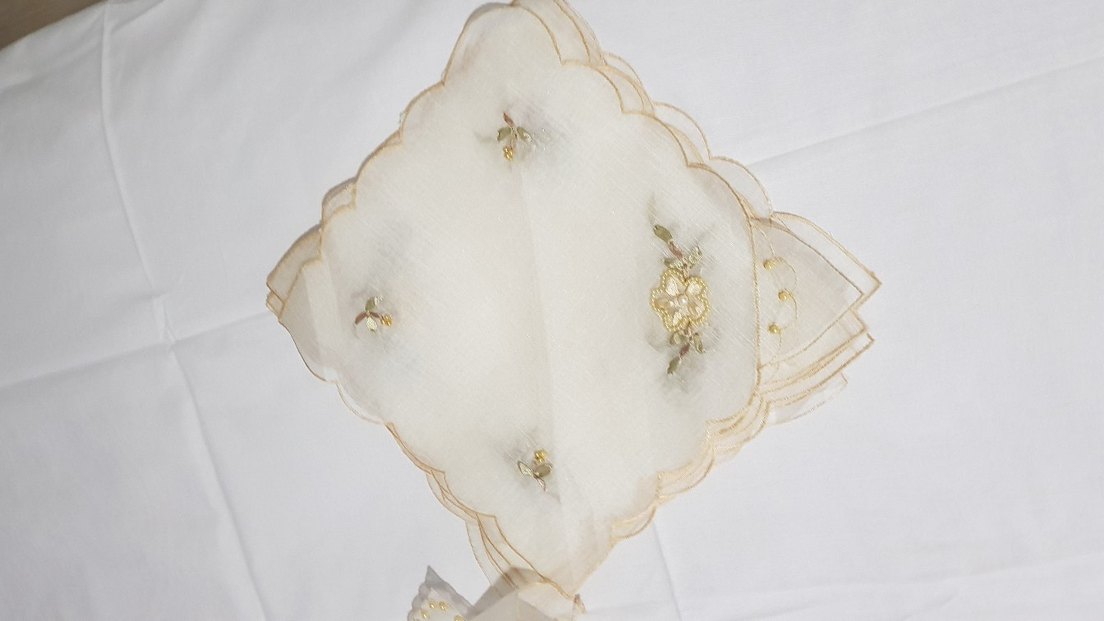 İşlemeli bej Masa Örtüsü - Görsel 3