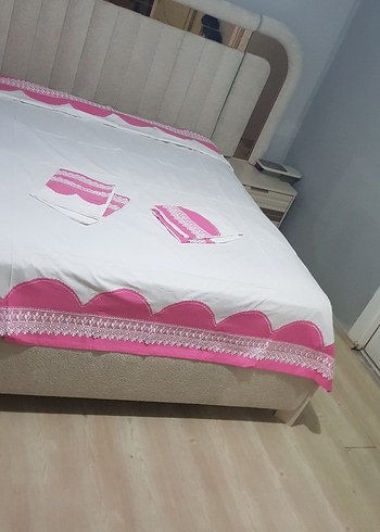 Pembe Nakışlı Yatak Örtüsü - Görsel 3