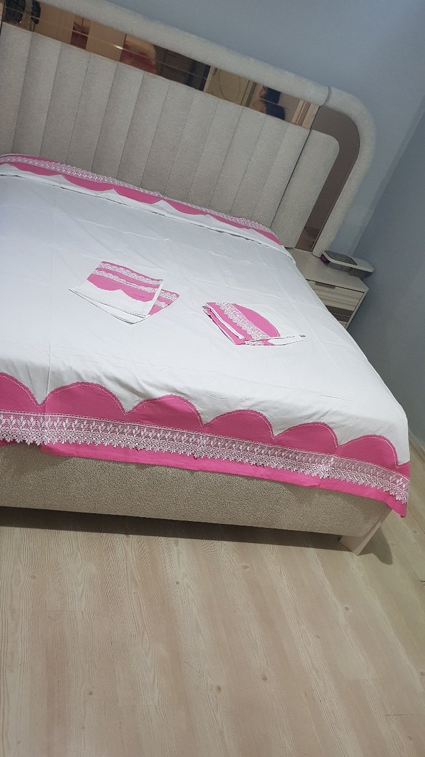 Pembe Nakışlı Yatak Örtüsü - Görsel 2