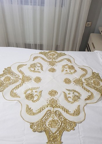 İşlemeli Beyaz Parlak Masa Örtüsü - Görsel 3