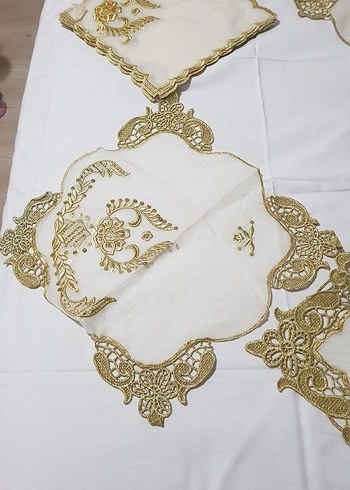 İşlemeli Beyaz Parlak Masa Örtüsü - Görsel 4