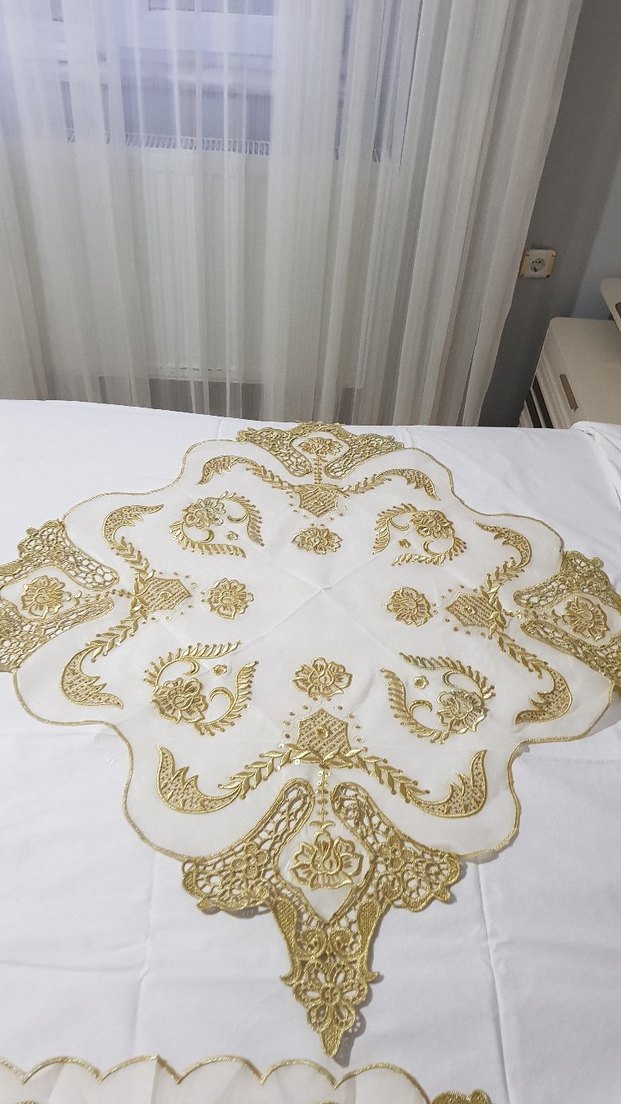 İşlemeli Beyaz Parlak Masa Örtüsü - Görsel 3
