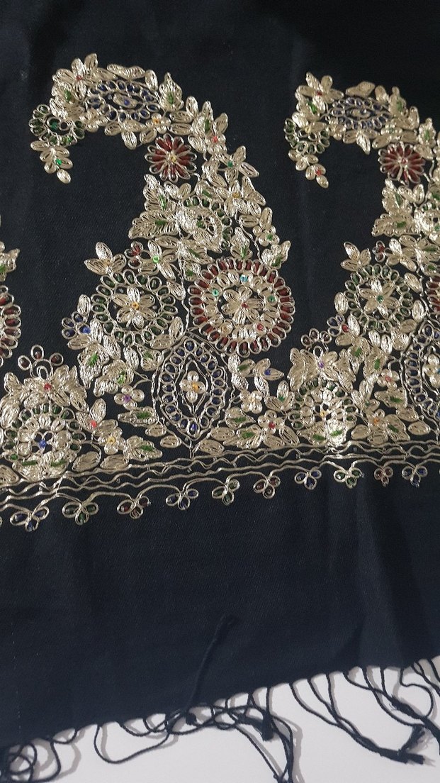 Boncuk işlemeli siyah sırt şalı - Görsel 3