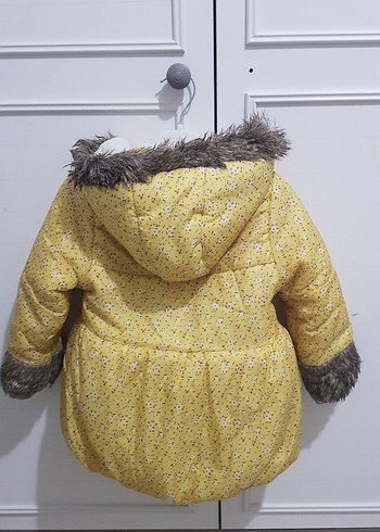 Kız Çocuk Sarı Kapüşonlu Kürklü Mont - Görsel 2